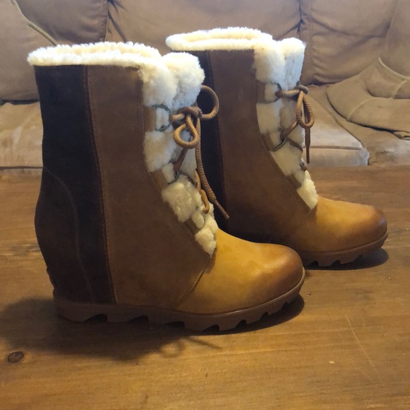 Joan of Arctic Shearling Wedge - 10.5 - Picture 3 of 7